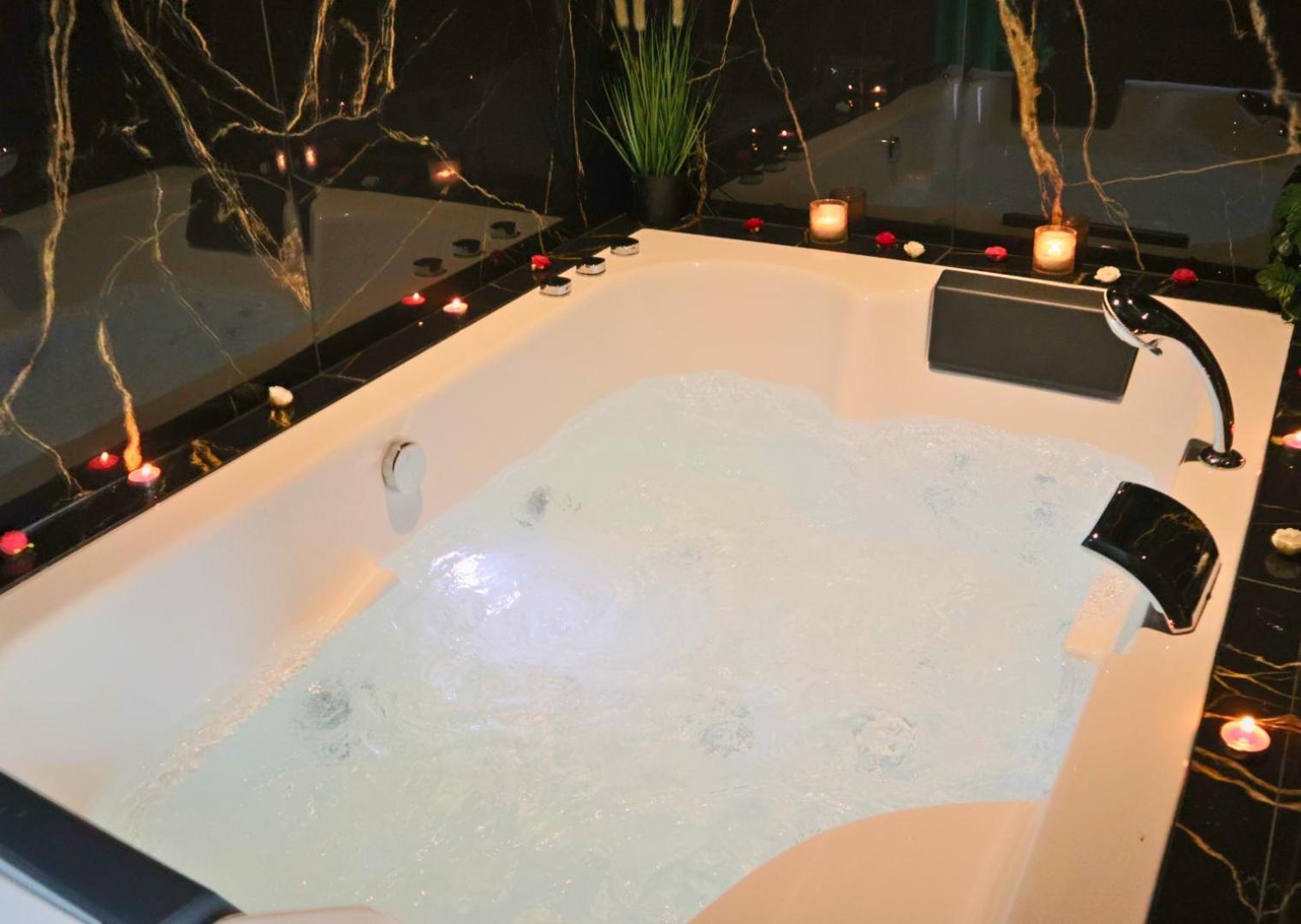 Sejour Detente A Saint-Omer - Jacuzzi Prive, Terrasse, Centre-Ville Et Parking Gratuit Bagian luar foto