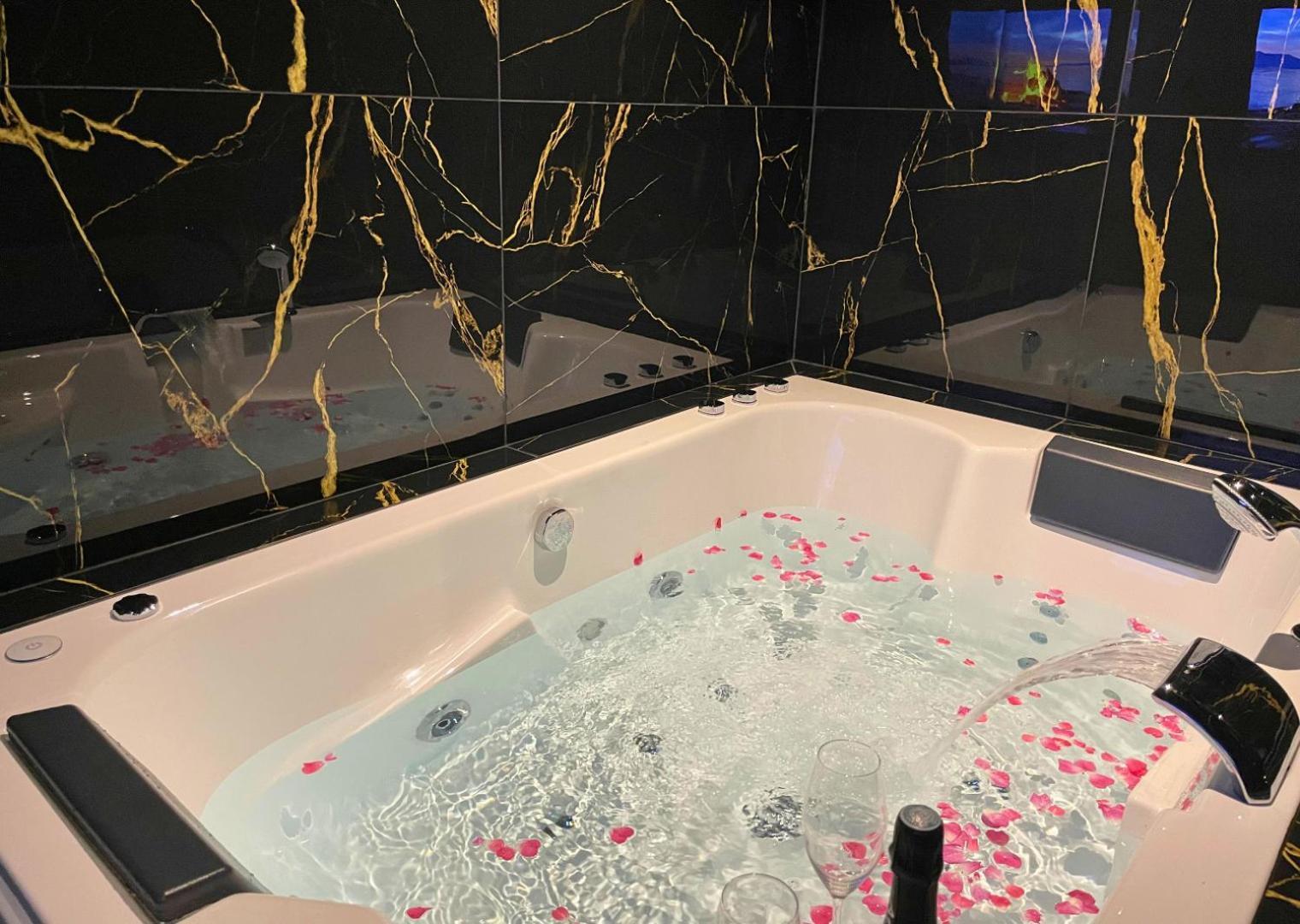 Sejour Detente A Saint-Omer - Jacuzzi Prive, Terrasse, Centre-Ville Et Parking Gratuit Bagian luar foto